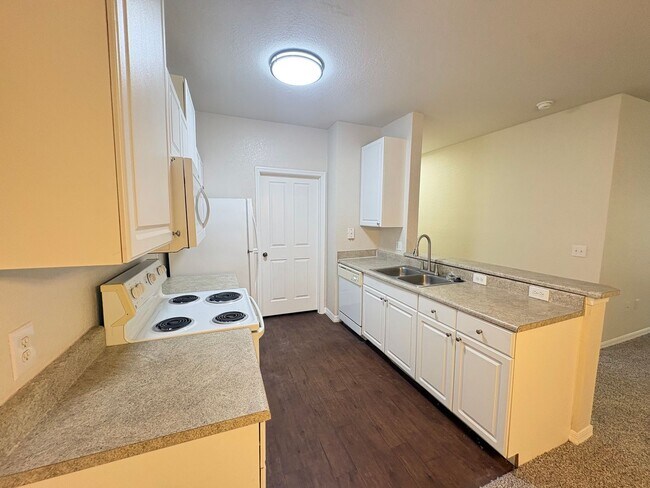 Building Photo - 6016 Hemingway Cir