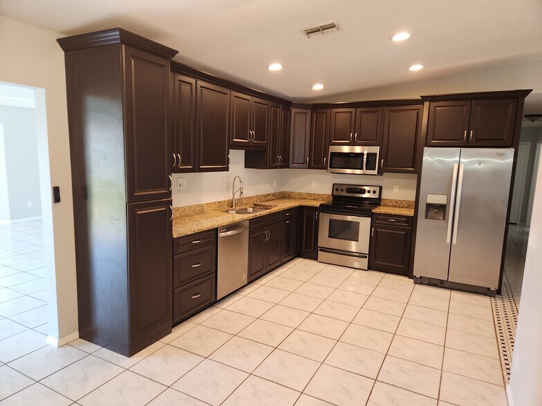 Building Photo - 408 SE 16th St