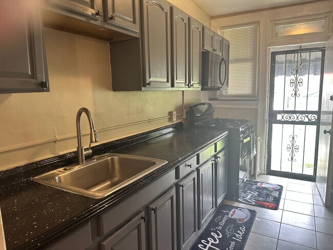 Building Photo - Spacious Rooms! Finished Basement! W/D! Available Now!