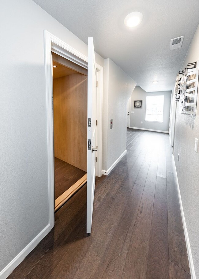 Building Photo - Luxury Executive Westside Townhouse with E...