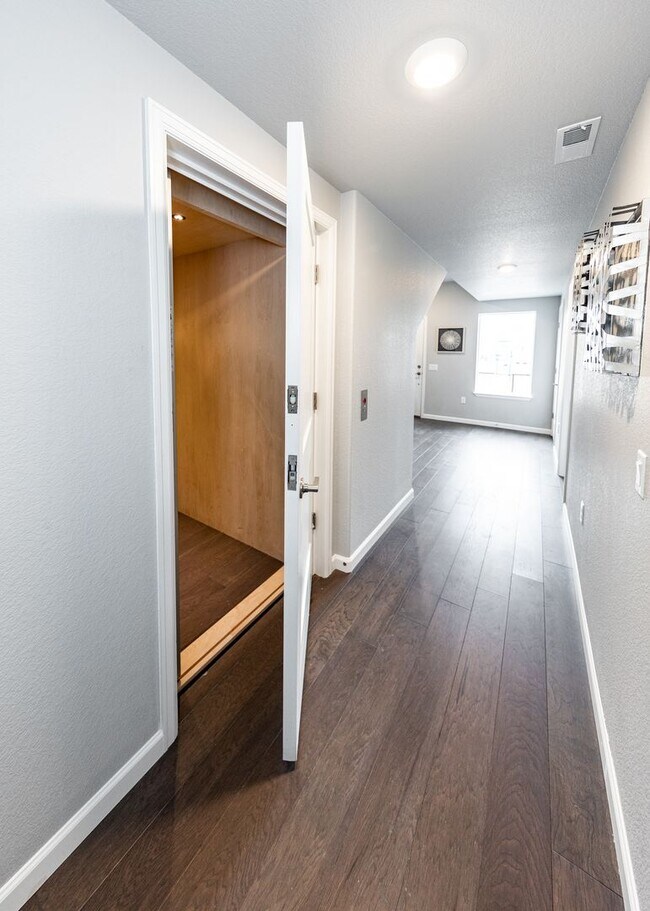 Building Photo - Urbanite Living at It's Finest Westside Lu...