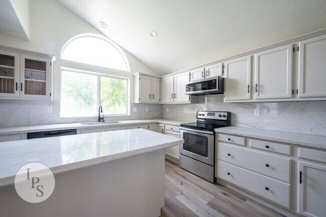 Building Photo - Fresno CUSD Home, 4BR/3BA, Newly Remodeled...