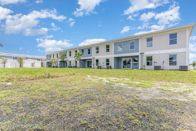 Building Photo - 1635 Par St NE