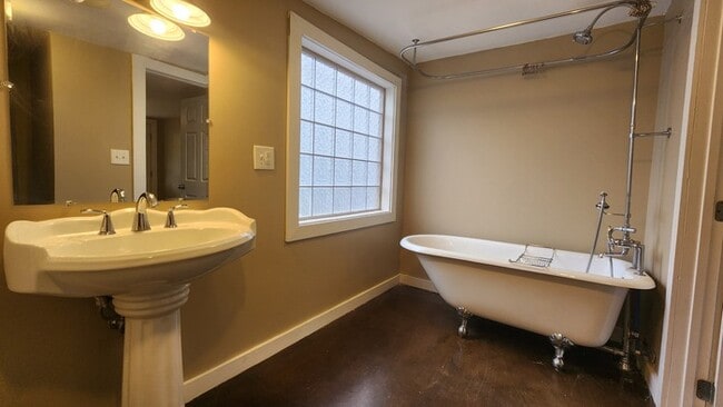 Building Photo - Renovated House in Tree Streets for Rent