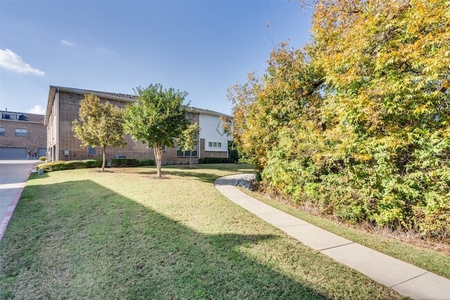 Building Photo - 1423 Lamb Dr