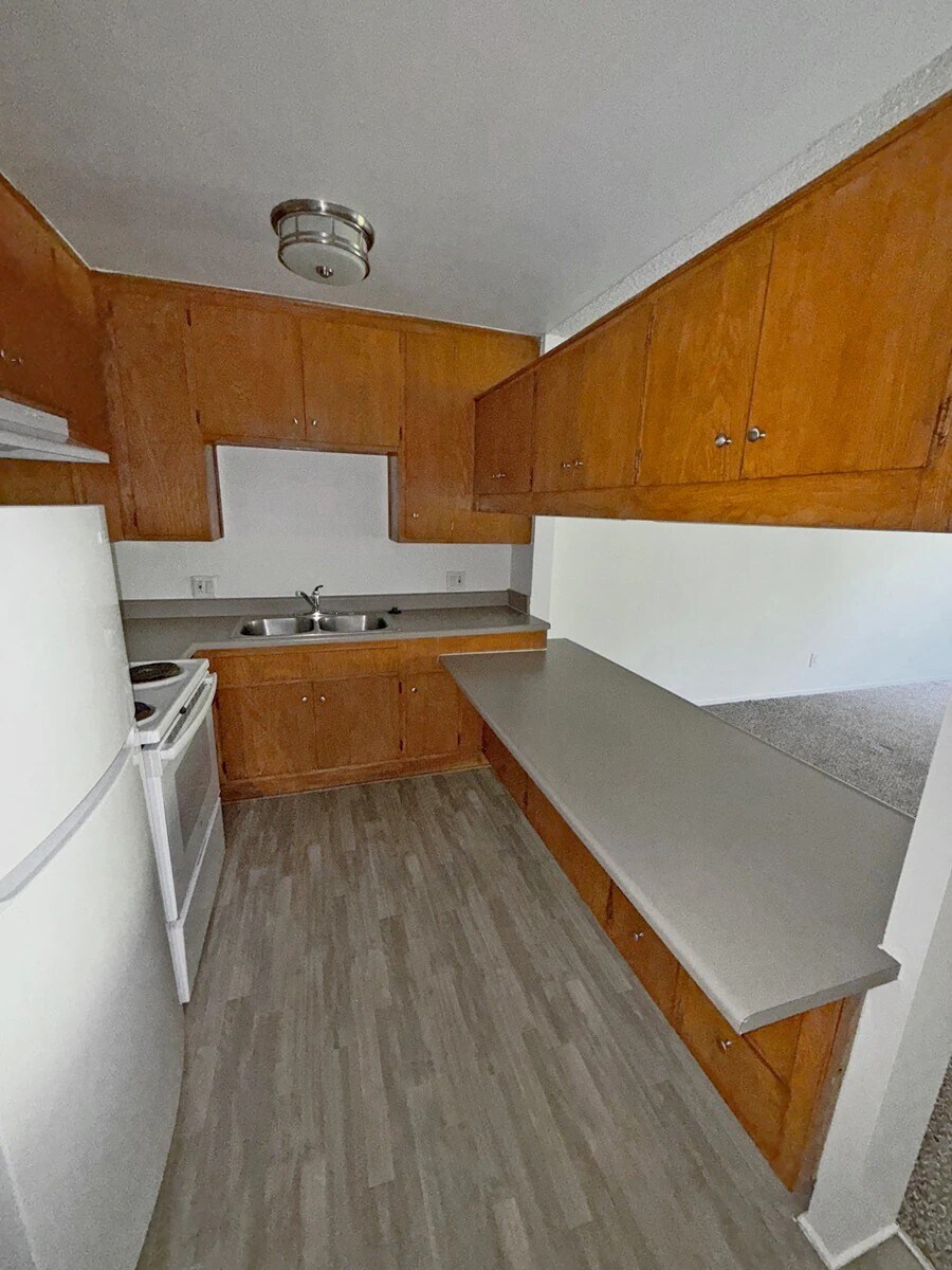 Building Photo - 415 E Cedar Ave