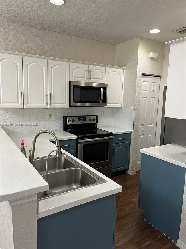 Building Photo - 6065 SW 19th Ct