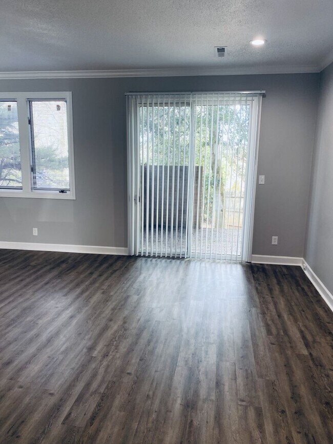 Building Photo - Coming Soon.... Spacious 3 Bedroom 2.5 Bath Townhome!!