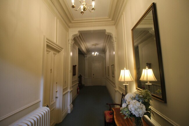Building Photo - 396 Beacon St