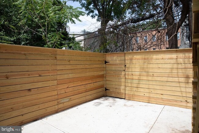 Building Photo - 1723 Monument St