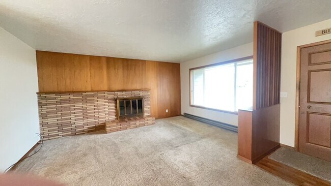 Building Photo - Charming 3BR/2.5BA Home with Fenced Yard in NE Madras - PENDING APPLICATION