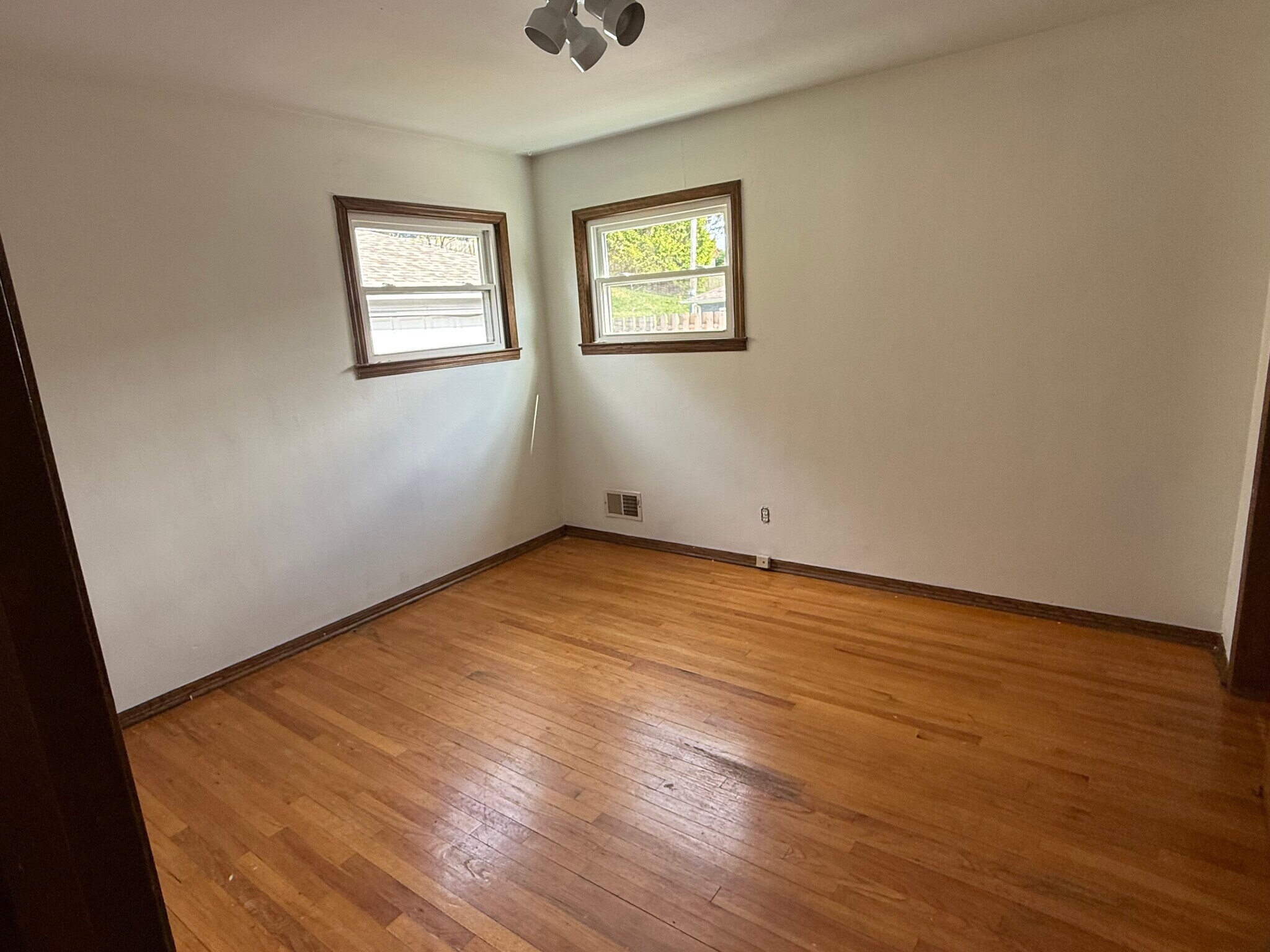 Building Photo - 2552 S 96th St