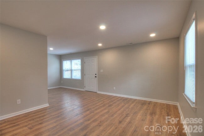 Building Photo - 700 Sharon Dr