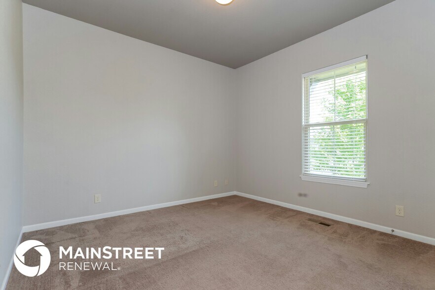 Building Photo - 203 NE Kim Ct