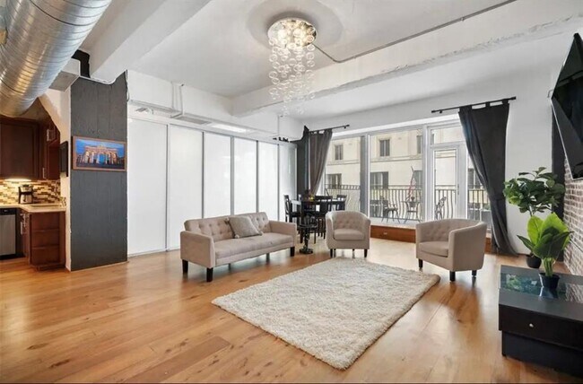 Building Photo - 711 Main St