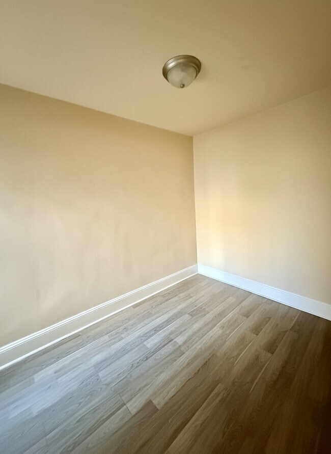 Building Photo - 1943 E Monmouth St