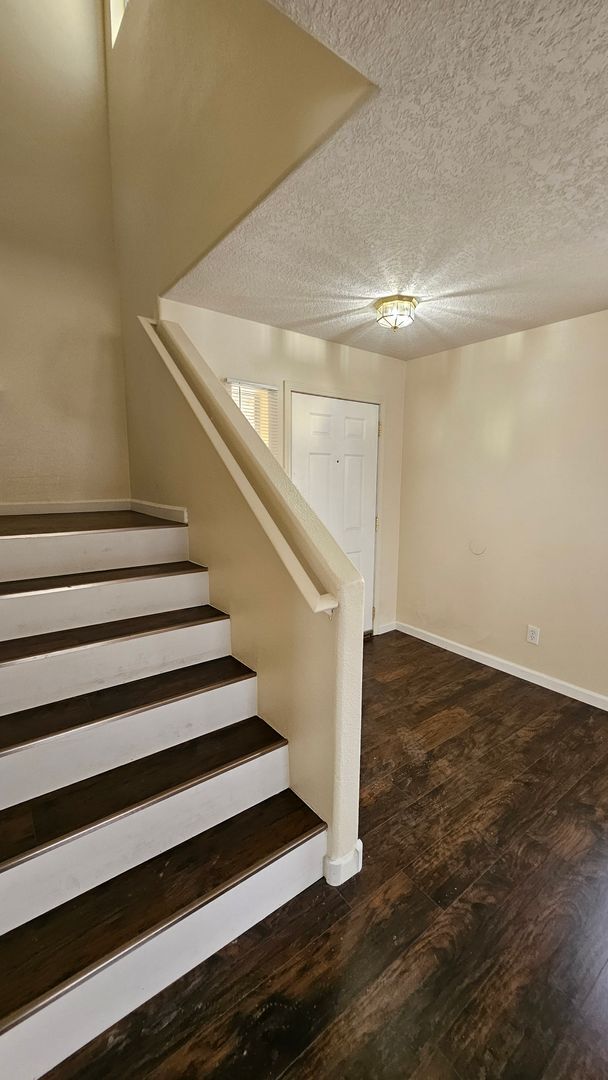 Building Photo - 5 Bed 3 Bath