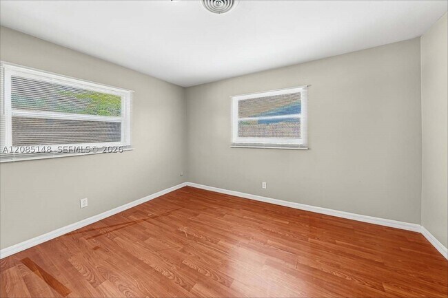 Building Photo - 458 NE 38th St