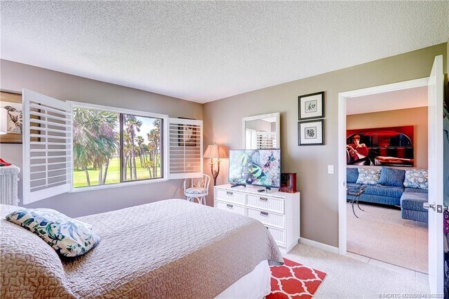 Building Photo - 5564 NE Gulfstream Way