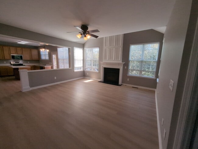 Building Photo - AVAILABLE NOW! 3- or 4-bed/3.5-bath in Bre...