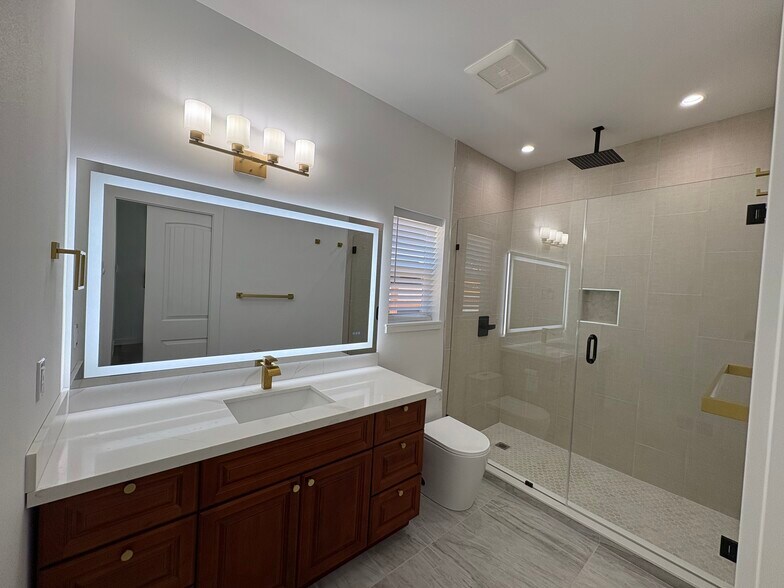 Building Photo - 3019 Hemlock Way