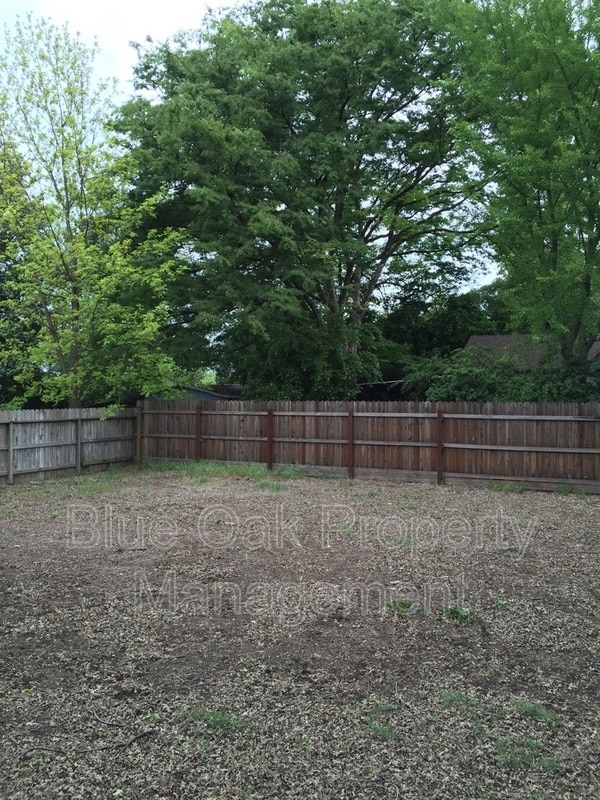 Building Photo - 1510 W 5th St