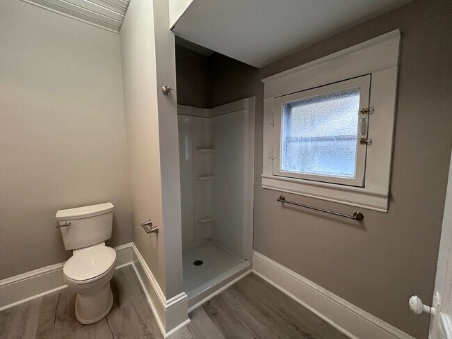 Building Photo - Spacious 3 BR home, Minutes to Medical Cen...