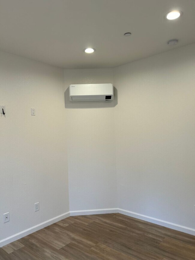 Building Photo - 1086-1086 Dutton Ave