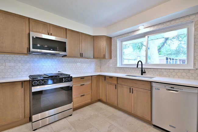 Building Photo - 6750 N Kostner Ave