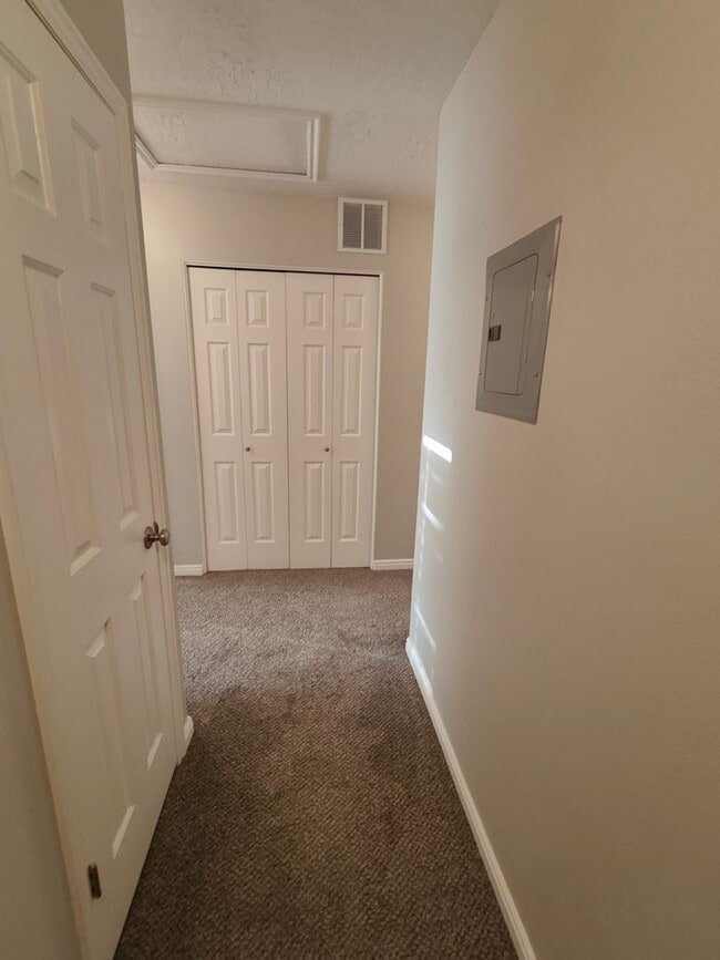 Building Photo - Spectacular 3-Bedroom Draper Townhouse with Garage