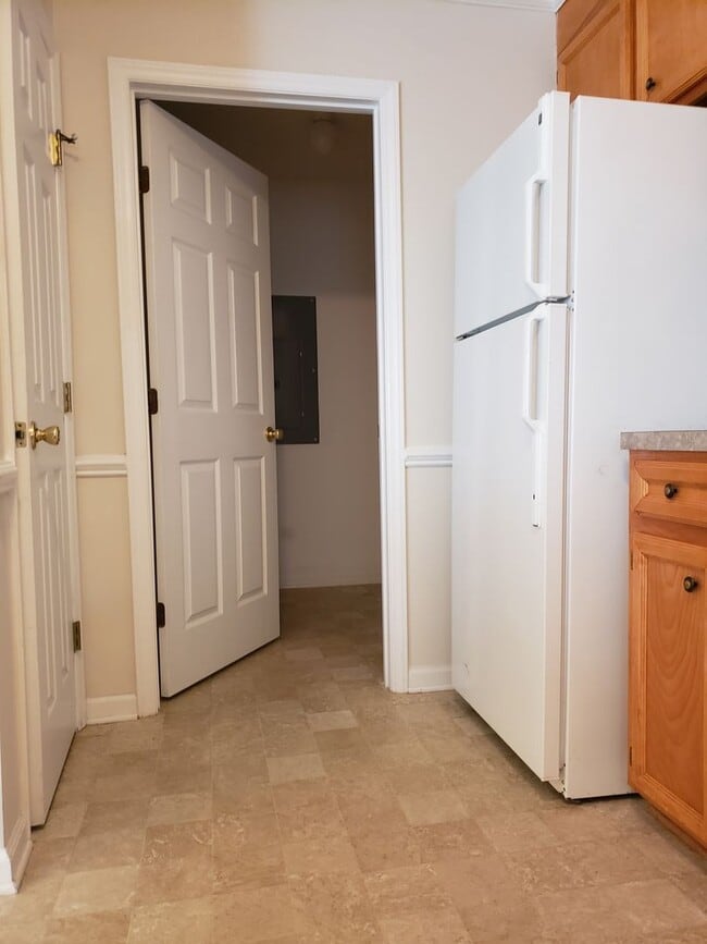 Building Photo - 2-bedroom, 2.5 bathroom townhome