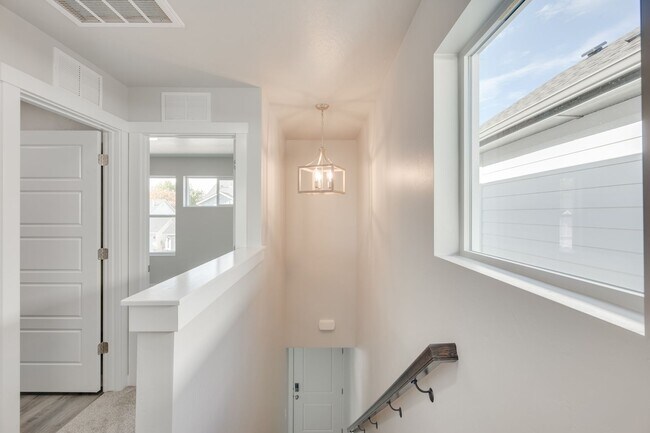 Building Photo - 1676 S Sunseeker Ln