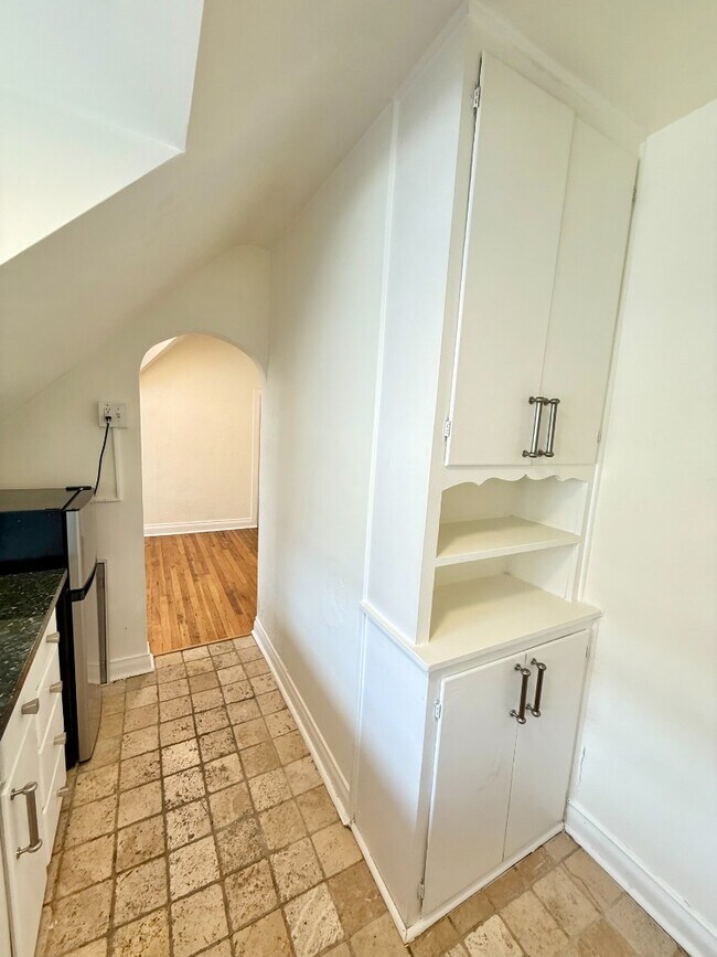 Building Photo - Unique Top floor Studio Apartment in Eclectic Capitol Hill House! Available Now!