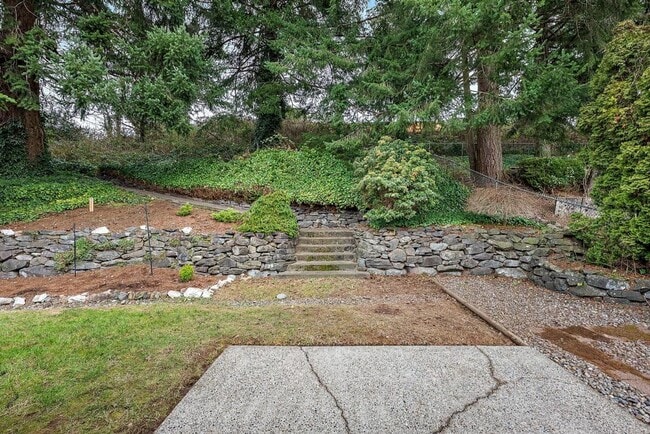 Building Photo - Renovated Tacoma Home with A/C, Huge Den, Bonus Office & Fully Fenced Yard!