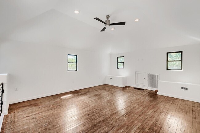 Building Photo - 1321 W San Antonio St