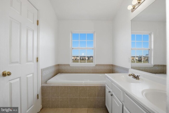 Building Photo - 886 Lowe Rd