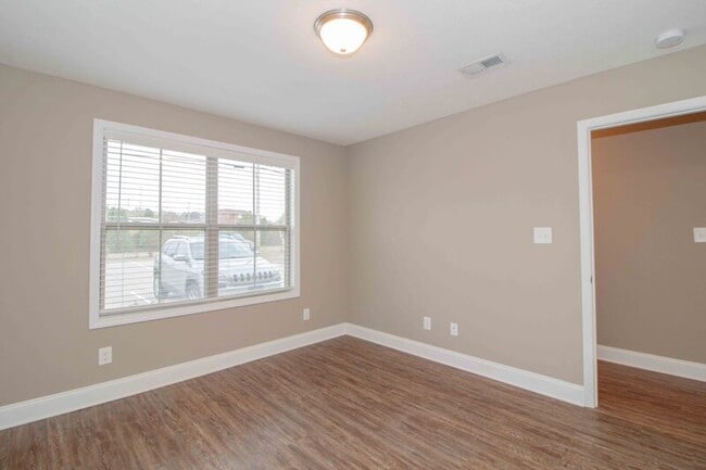 Building Photo - 325 Landrum Pl