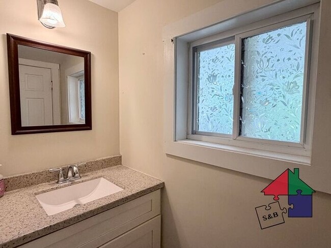 Building Photo - Barre City 2 Bedroom - Heat Included!