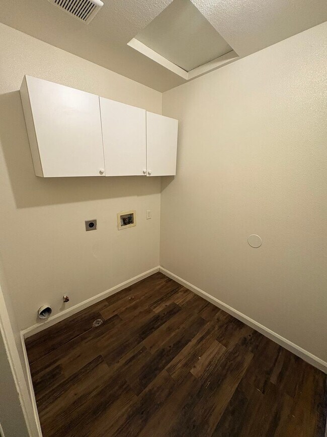 Building Photo - Cozy Home On Spacious Lot In Tulare Available Now!