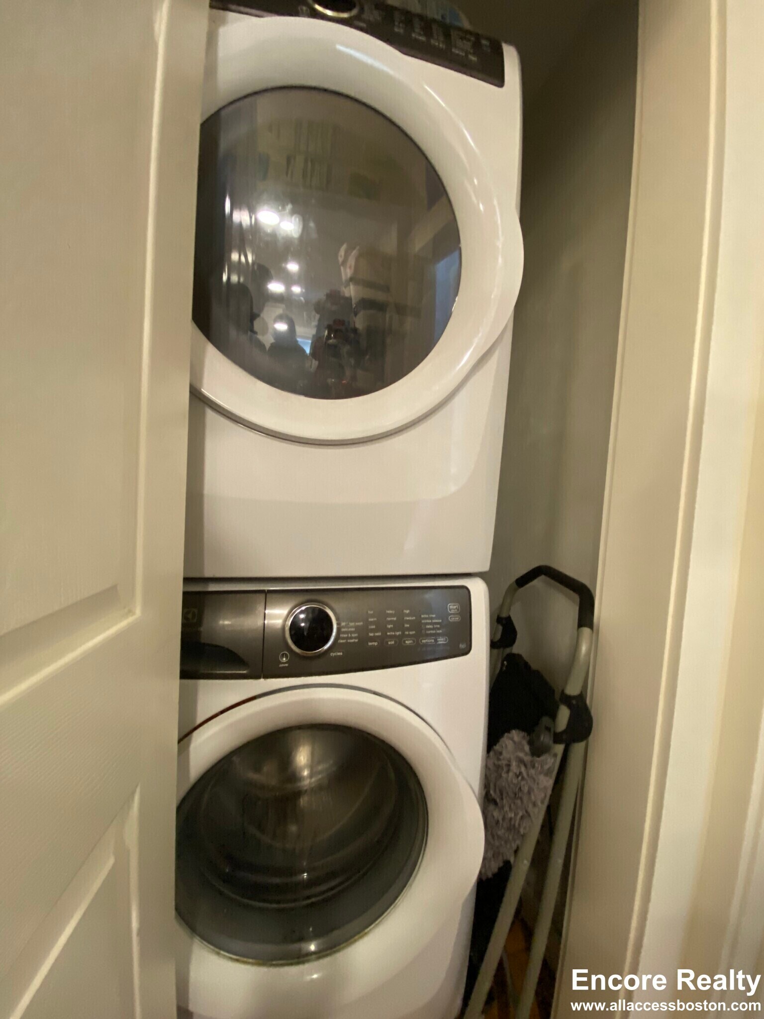 Building Photo - 1433 Cambridge St