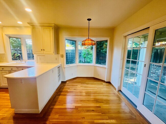 Building Photo - Unique 3 Bed + 2 Bath Los Altos Home - Spa...