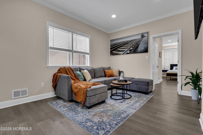 Building Photo - 11 E 43rd St