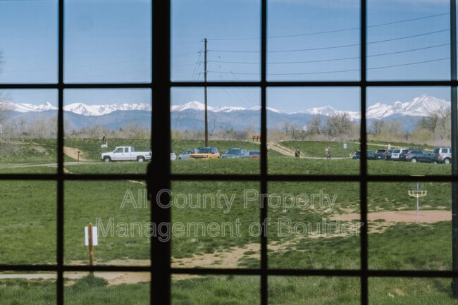 Building Photo - 727 Julian Cir