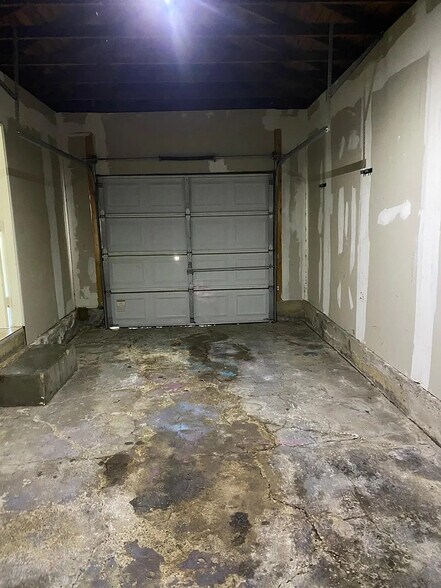 Building Photo - Room in House on Glengariff Dr
