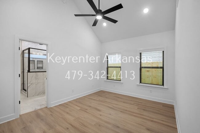Building Photo - 4 Bed, 2 Bath Home