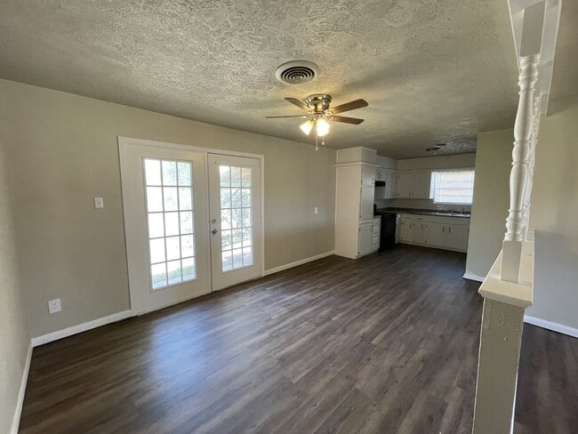 Building Photo - 606 Bangor Ave