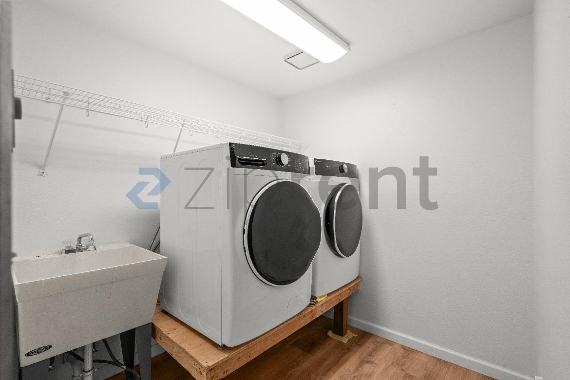Building Photo - Unit