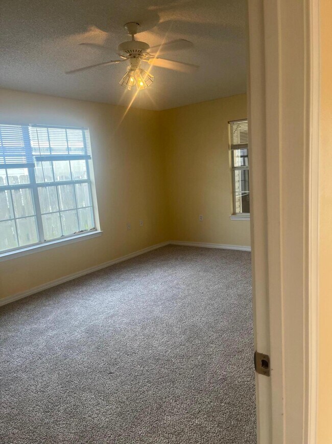Building Photo - 5575 Meadow Creek Pl