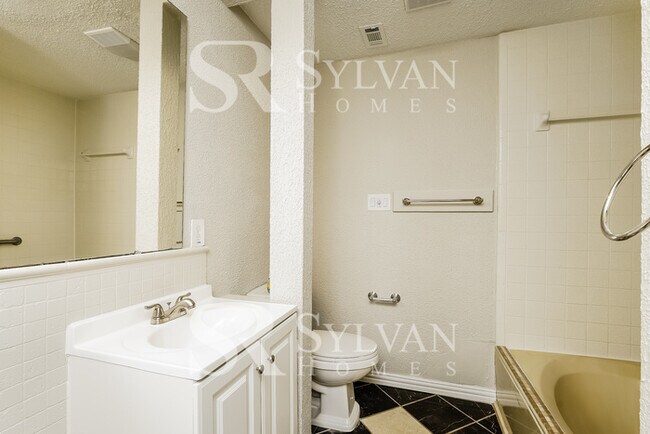 Building Photo - Fall in love with this 3 bedroom, 2 bathro...