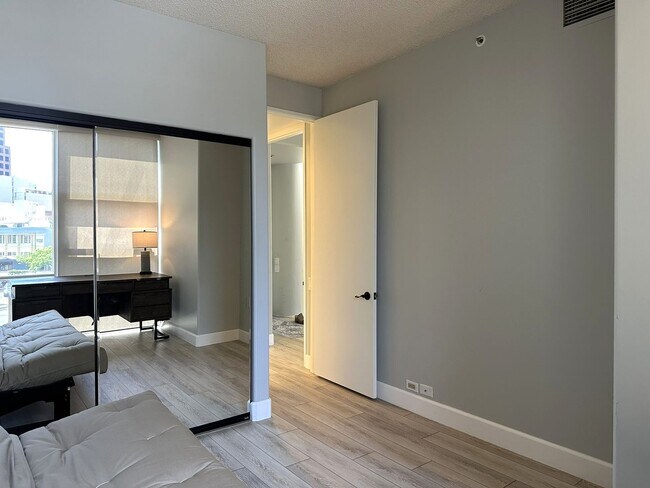 Building Photo - Furnished, Pet Friendly - Honolulu Park Pl...